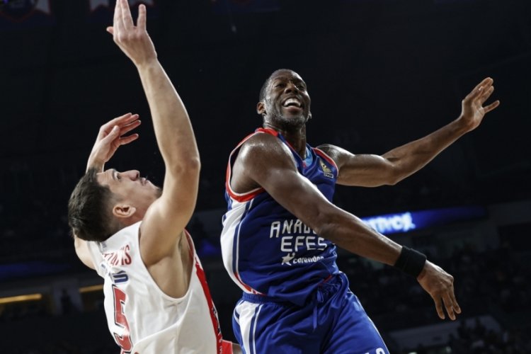 Anadolu Efes, art arda 4. ma&ccedil;ını kazandı