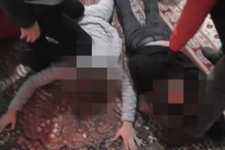 Zehir tacirlerine gece operasyonu! Uyuşturucu tuvaletten &ccedil;ıktı