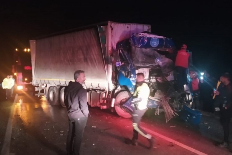 Balıkesir-Bursa yolunda iki kamyon &ccedil;arpıştı: 1 &ouml;l&uuml;