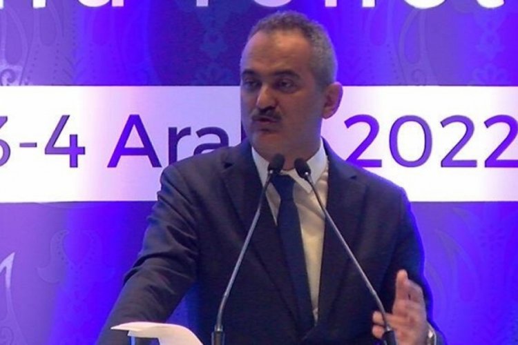 Bakan &Ouml;zer: Baş&ouml;rt&uuml;s&uuml; yasakları, eğitim erişimi i&ccedil;in neden bariyer olarak kullanıldı