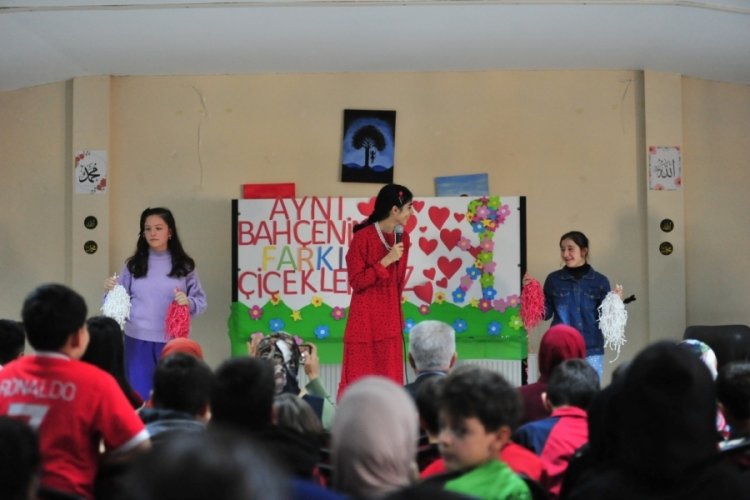 Bursa'da &ouml;zel &ouml;ğrencilerden D&uuml;nya Engelliler G&uuml;n&uuml; programına gelen ailelerine s&uuml;rpriz konser