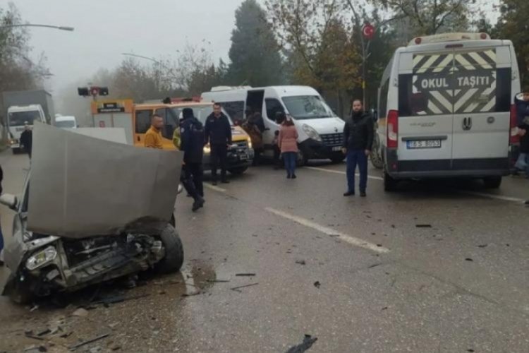 Bursa'da &ouml;ğrencileri taşıyan servis ile otomobil &ccedil;arpıştı