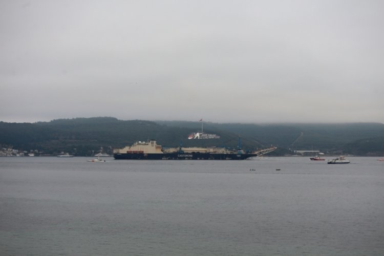 Derin denizde boru indirme gemisi "Castorone" &Ccedil;anakkale Boğazı'ndan ge&ccedil;ti