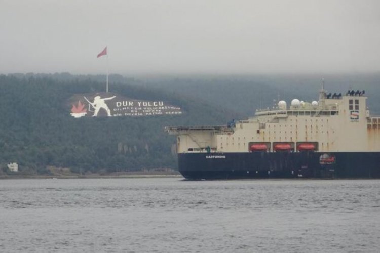 Castorone isimli dev gemi, &Ccedil;anakkale Boğazı'ndan ge&ccedil;ti
