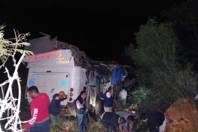 Meksika'da otob&uuml;s u&ccedil;uruma yuvarlandı: &Ccedil;ok sayıda &ouml;l&uuml; ve yaralılar var