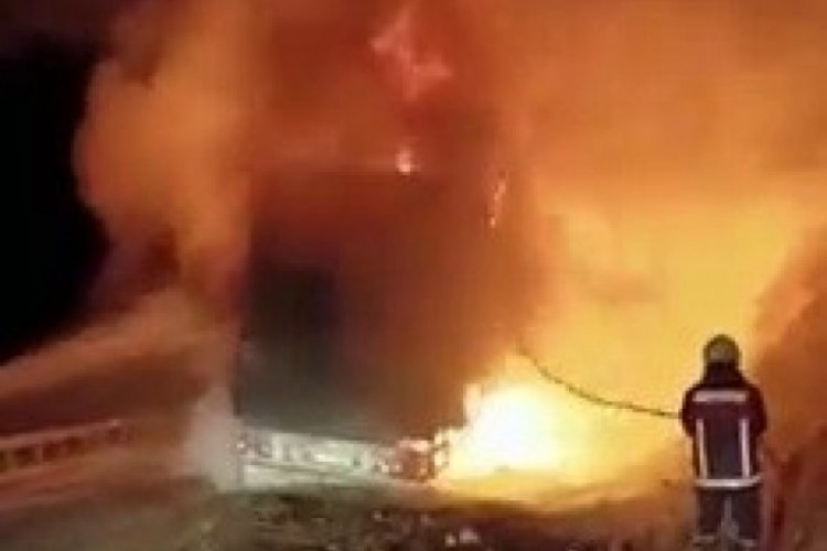 Karaman'da kaza yapan tır yanarak k&uuml;le d&ouml;nd&uuml;