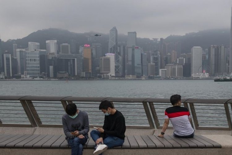 Hong Kong'da koronavir&uuml;s kabusu! Aylar sonra 10 bin vakayı g&ouml;rd&uuml;ler