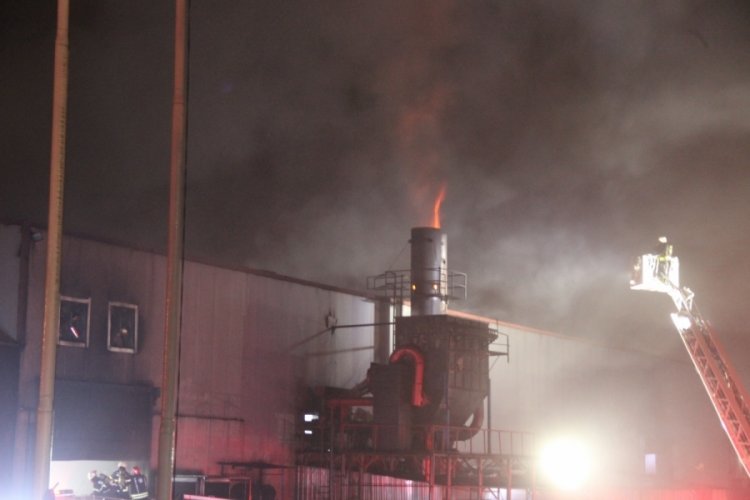 Kocaeli'nde geri d&ouml;n&uuml;ş&uuml;m fabrikasında yangın &ccedil;ıktı