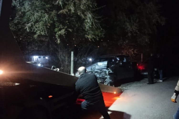&Ccedil;orum'da park halindeki araca &ccedil;arpan s&uuml;r&uuml;c&uuml; yaralandı