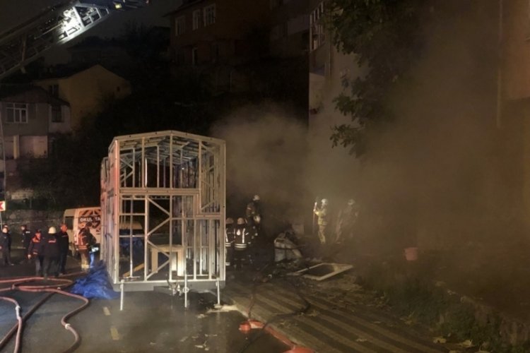 İstanbul &Uuml;sk&uuml;dar'da prefabrik &uuml;reten at&ouml;lye alev aldı