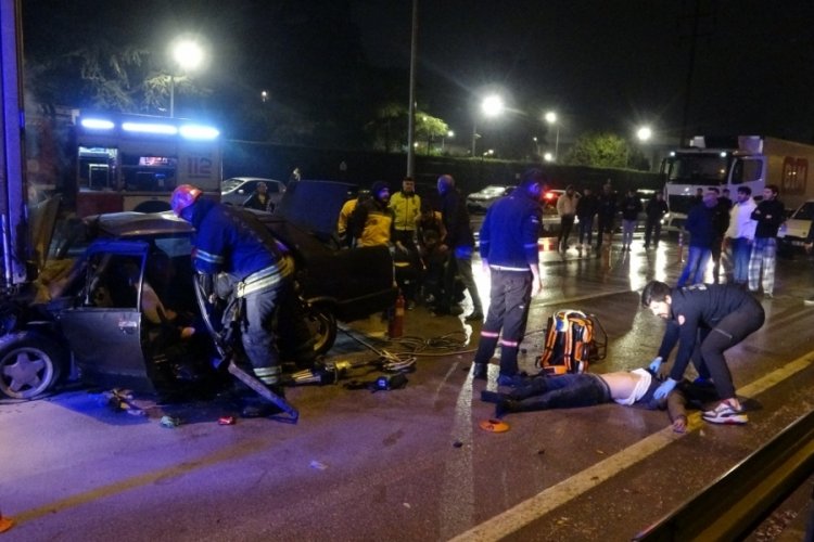 Kocaeli'de otomobil tıra arkadan &ccedil;arptı: 3'&uuml; ağır 4 yaralı
