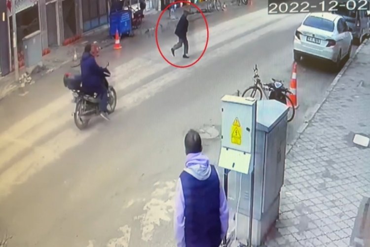 Bursa'da yolun karşısına ge&ccedil;mek isteyen yayaya motosiklet &ccedil;arptı