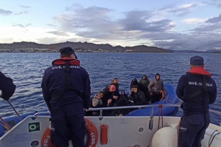İzmir'de g&ouml;&ccedil;men ka&ccedil;ak&ccedil;ılığı operasyonu: 442 d&uuml;zensiz g&ouml;&ccedil;men yakalandı