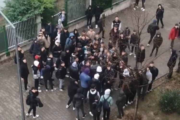 Bursa'da 40 kişilik lise bir grup arasında tartışma yaşandı