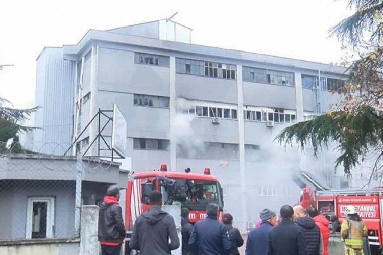İstanbul'da 5 katlı mobilya at&ouml;lyesinde yangın