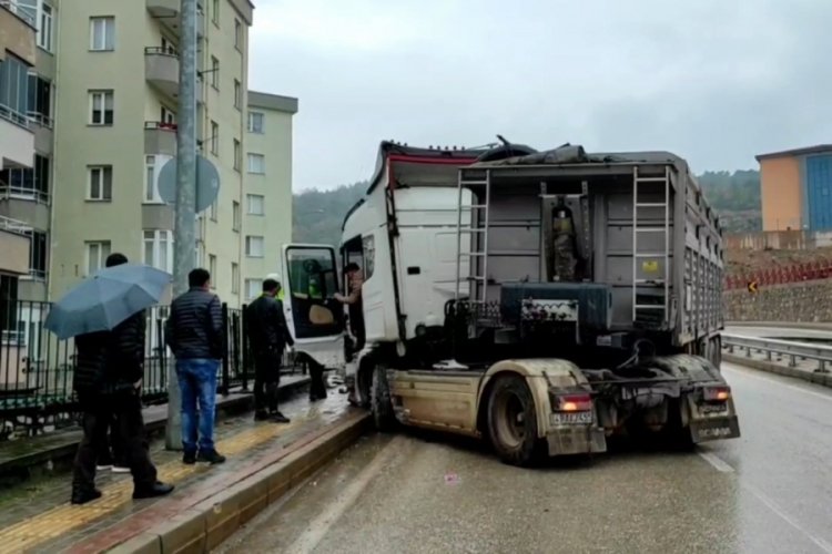 Bursa'da kontrolden &ccedil;ıkan tır duvara &ccedil;arptı