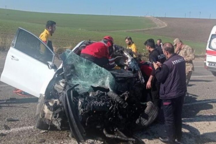 Diyarbakır'da otomobil ile TIR kafa kafaya &ccedil;arpıştı
