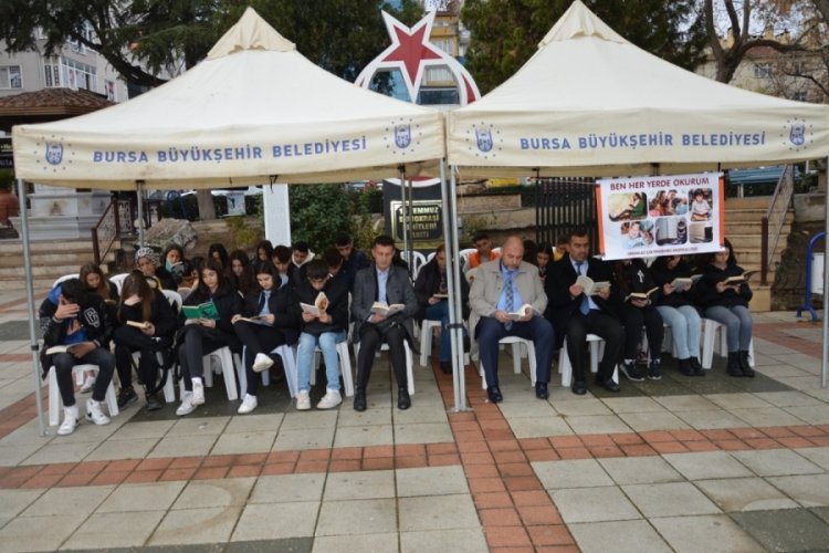 Bursa'da il&ccedil;enin farklı noktalarında kitap okuyorlar