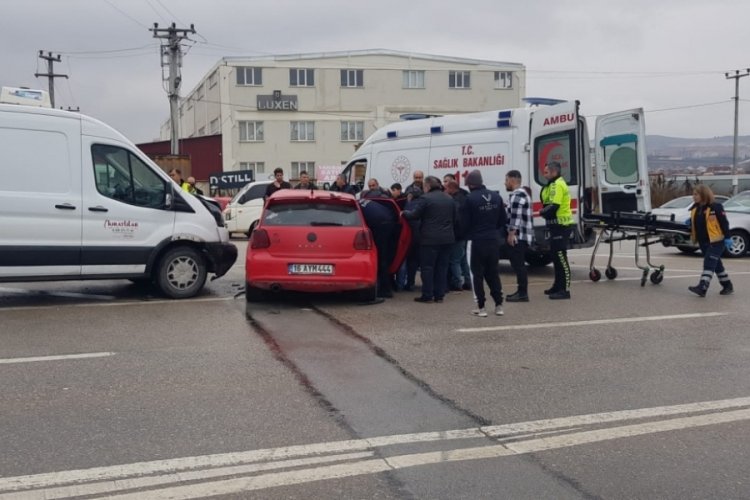 Bursa İneg&ouml;l'de minib&uuml;sle &ccedil;arpışan otomobilin s&uuml;r&uuml;c&uuml;s&uuml; yaralandı