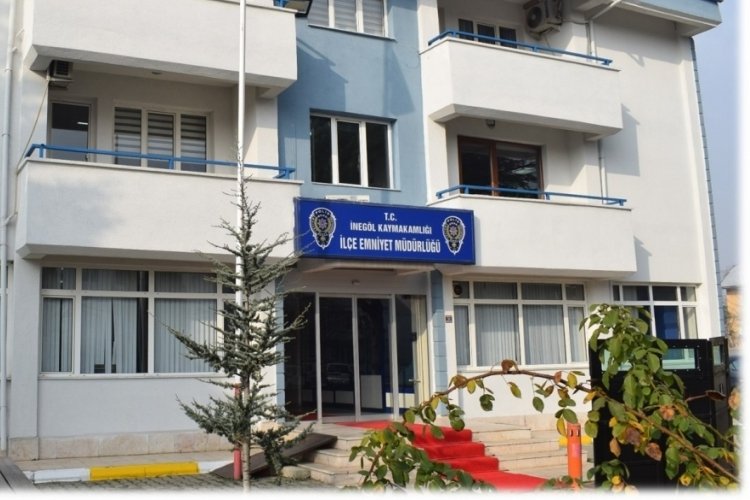 Bursa İneg&ouml;l'de gen&ccedil;lerin yolda bulduğu c&uuml;zdan sahibine teslim edildi