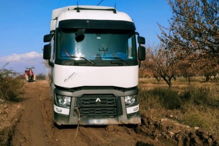 Malatya'da &ccedil;amura batan kamyonu kurtarmaya giden vin&ccedil; de &ccedil;amura saplandı