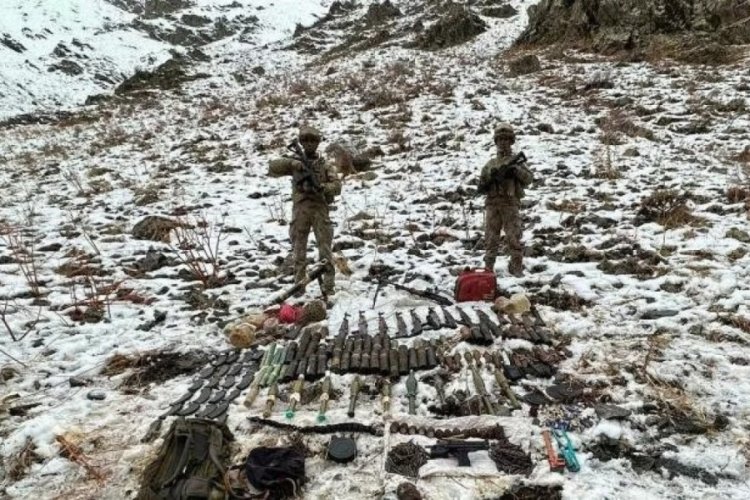Hakkari'de ter&ouml;ristlere ait silah, m&uuml;himmat ve patlayıcı ele ge&ccedil;irildi