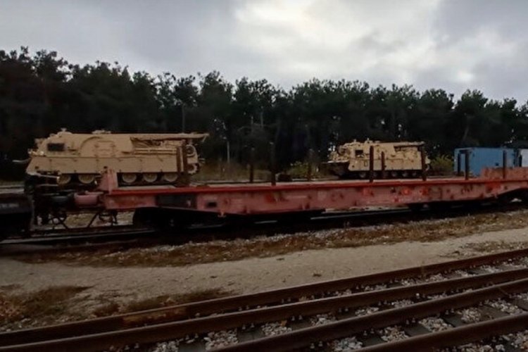 Yunanistan'da ABD'ye ait savaş malzemelerini taşıyan tren raydan &ccedil;ıktı