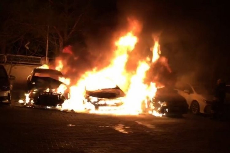 Tekirdağ'da servis otoparkında arızalı 5 ara&ccedil; yandı