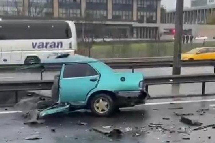 İstanbul'da kaza yapan otomobil ikiye b&ouml;l&uuml;nd&uuml;