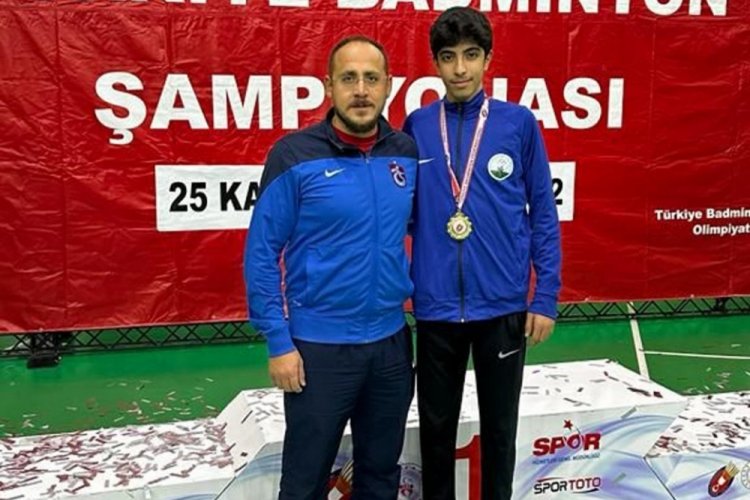 Bursa'da Osmangazili badmintoncudan altın madalya