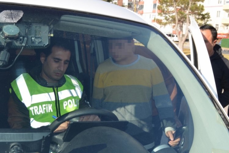 Aksaray'da 12 yaşındaki &ccedil;ocuk direksiyonda yakalandı