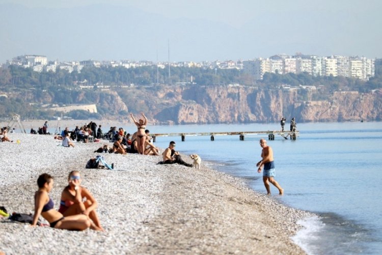 Antalya'da vatandaşlar sahile akın etti