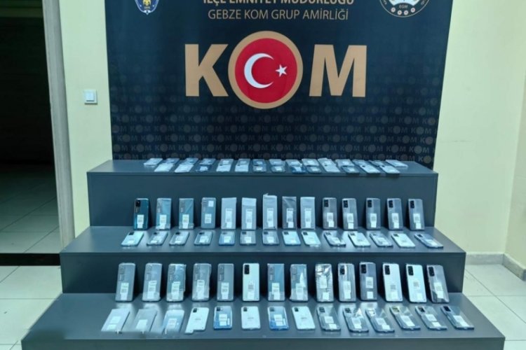 Kocaeli'nde otogarda aranan bavuldan ka&ccedil;ak telefonlar &ccedil;ıktı