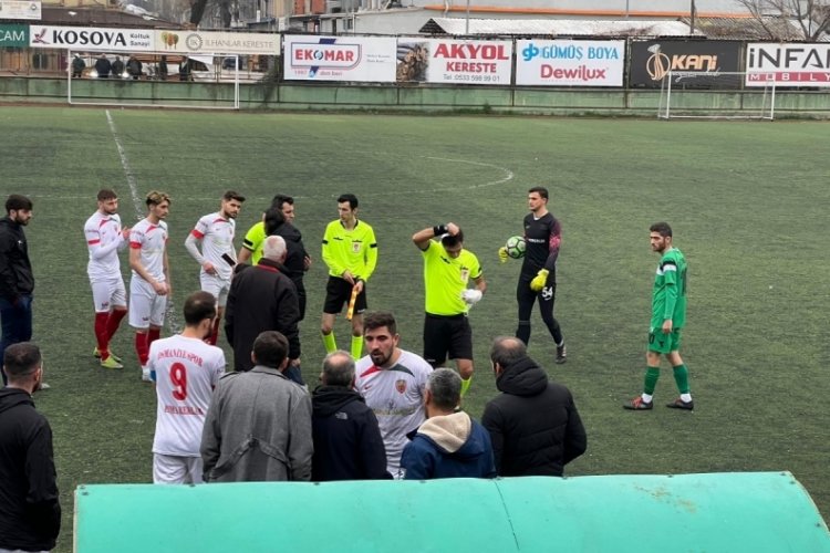 Bursa'da parmağı kırılan hakem elinde bandajla ma&ccedil; y&ouml;netti