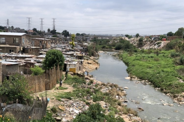 G&uuml;ney Afrika'da ayin yapan grup sele kapıldı: 9 &ouml;l&uuml;