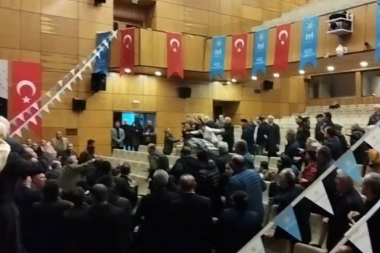 İYİ Parti kongresinde tekme ve yumruklar havada u&ccedil;uştu