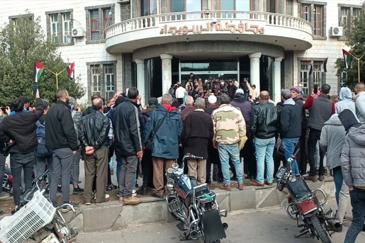 Suriye'de hayat pahalılığını protesto eden halka ateş a&ccedil;ıldı: &Ouml;l&uuml; ve yaralılar var