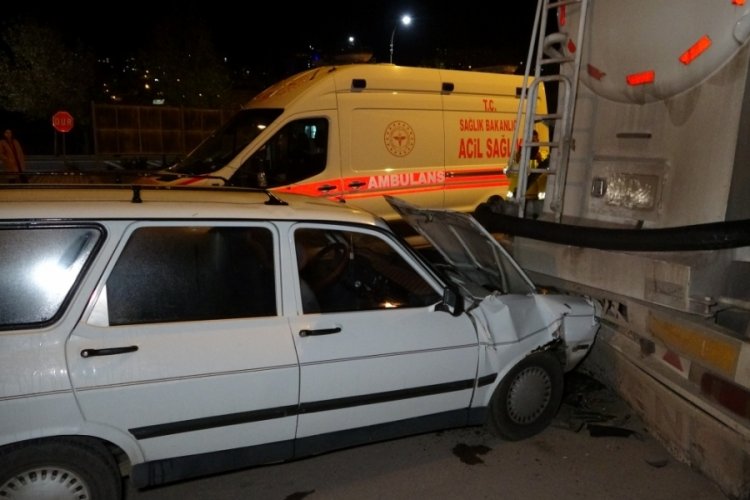 Elazığ'da otomobil beton mikserine &ccedil;arptı