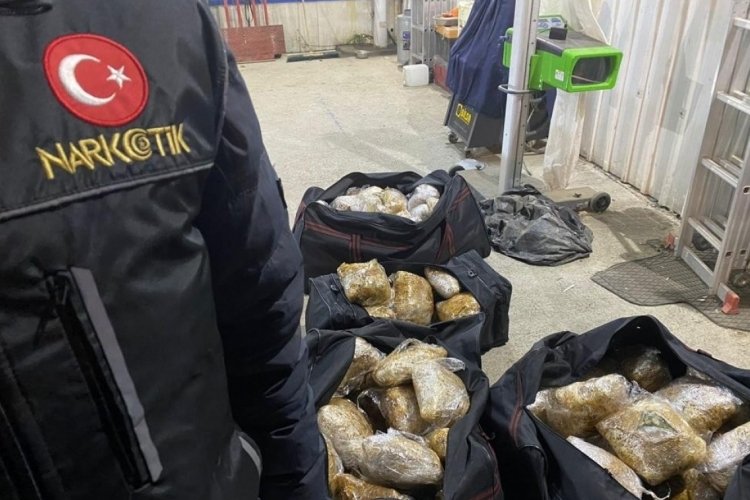 D&uuml;zce'de kargo aracında valizlerin i&ccedil;inde uyuşturucu &ccedil;ıktı