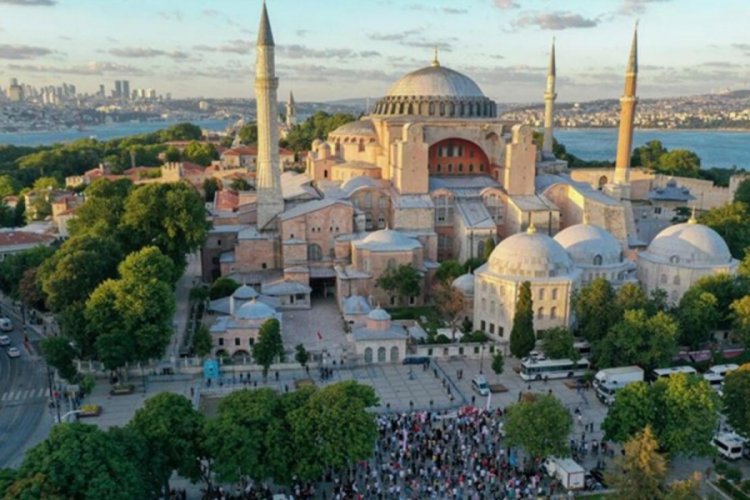 Ayasofya-i Kebir Cami-i'nde &ccedil;ift y&ouml;nl&uuml; tahribat!