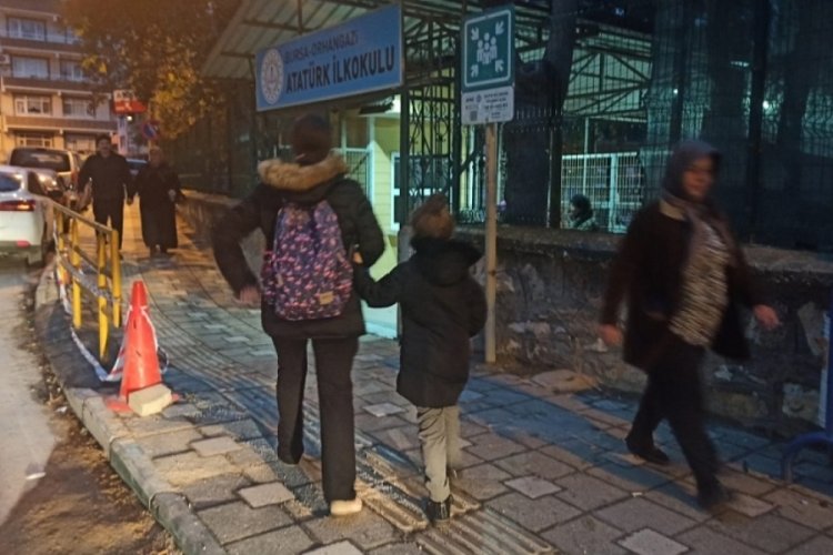 Bursa'da veliler isyanda: &Ccedil;ocuklarımız k&ouml;r karanlıkta okula gidiyor