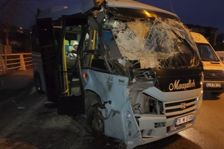 Karab&uuml;k'te minib&uuml;s otob&uuml;se &ccedil;arptı: 14 yaralı