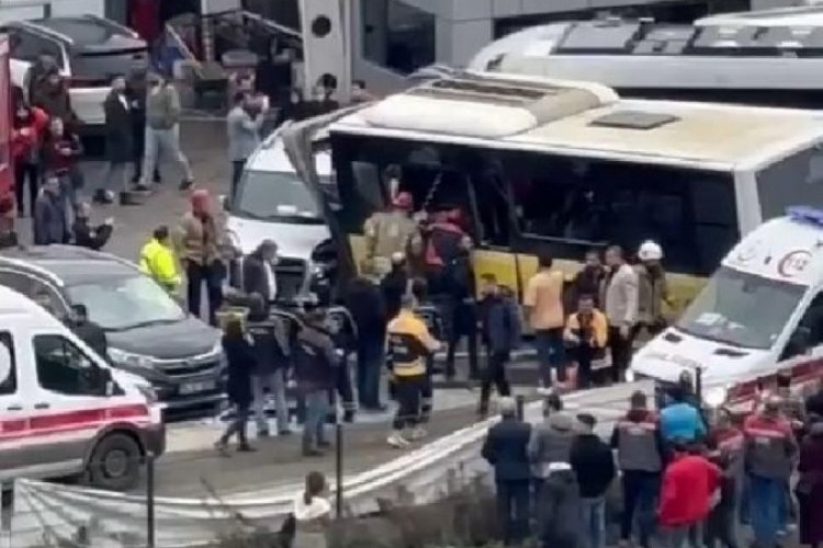 İstanbul'da tramvay otob&uuml;sle &ccedil;arpıştı!