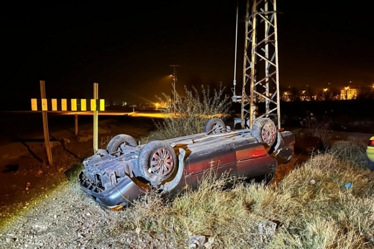 Afyonkarahisar'da ters d&ouml;nen ara&ccedil;ta 3 kişi yaralandı