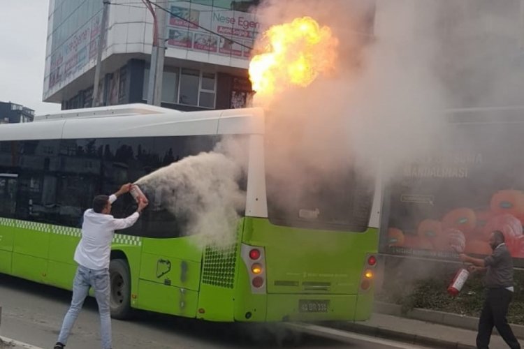 Kocaeli'nde belediye otob&uuml;s&uuml; bir anda alev aldı