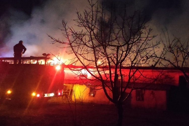 Afyonkarahisar'da depoda &ccedil;ıkan yangın korku dolu anlar yaşattı
