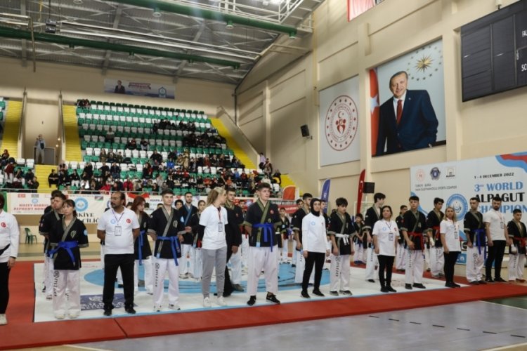 Bursa'da Alpagut r&uuml;zgarı esti