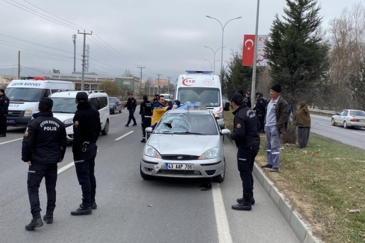 K&uuml;tahya'da karşıya ge&ccedil;mek isteyen adama otomobil &ccedil;arptı