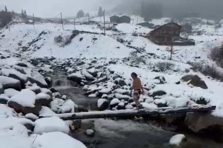 Rize'de kara aldırış etmedi! Buz gibi dere suyunda y&uuml;zd&uuml;