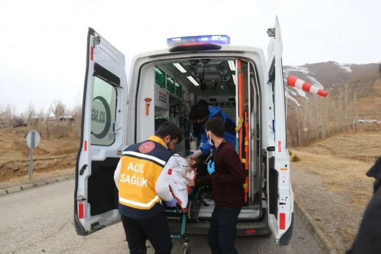 Kalbi duran &ouml;ğrenci ambulans helikopterle Van'a g&ouml;t&uuml;r&uuml;ld&uuml;